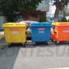 Contenedor de basura con 4 ruedas y tapa marca SULO color Amarillo Azul y Naranja